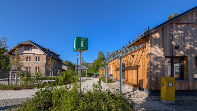 Warmensteinach Touristeninformation in ländlicher Holzarchitektur bei sonnigem Wetter Fichtelgebirge